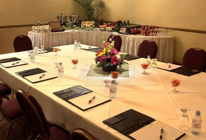 فندق Doubletree By Hilton Claremont