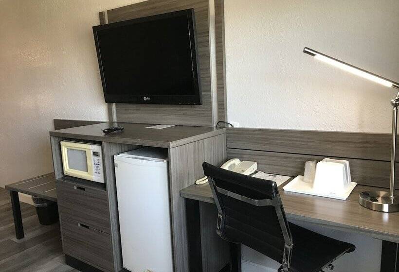 Отель Hometown Inn