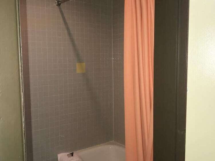 فندق Red Carpet Inn