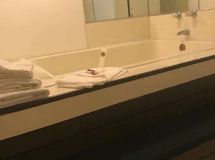 فندق Red Carpet Inn