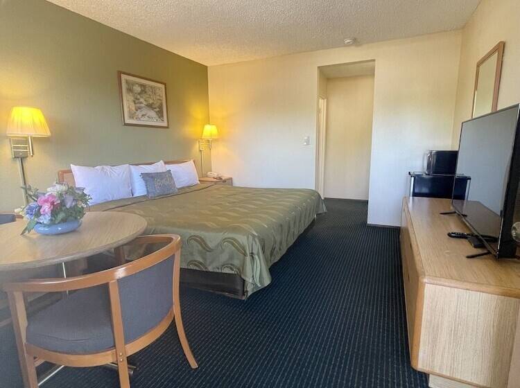בית מלון כפרי Regency Inn Lakeport
