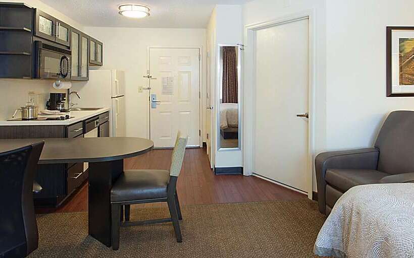 Отель Sonesta Simply Suites Huntsville Research Park