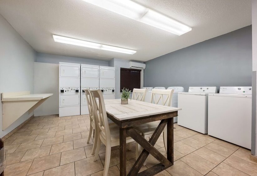 Отель Sonesta Simply Suites Huntsville Research Park