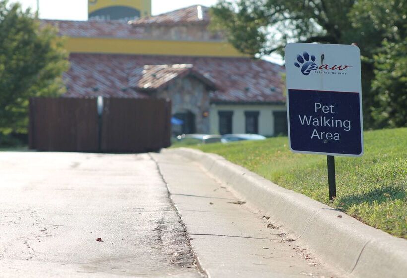 ホテル Sonesta Simply Wichita Airport