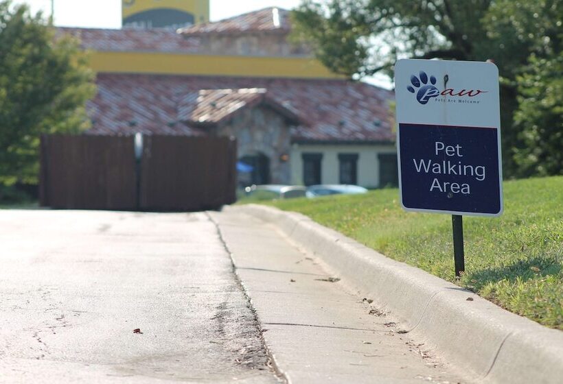 Отель Sonesta Simply Wichita Airport