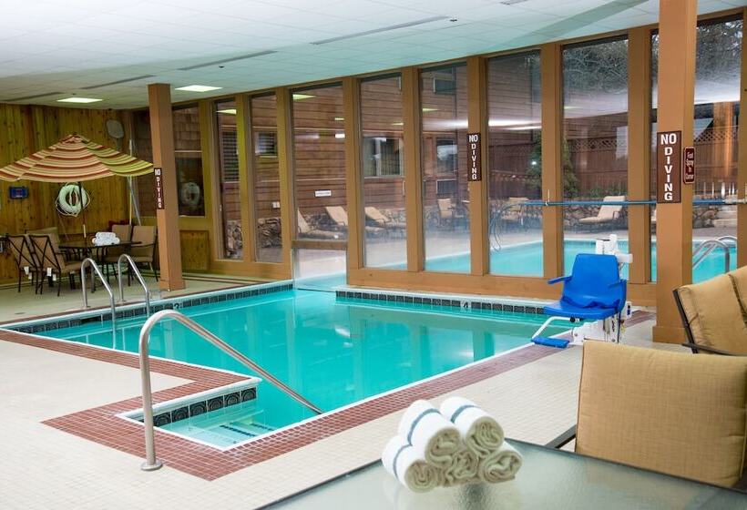 Отель The Carlton Lodge