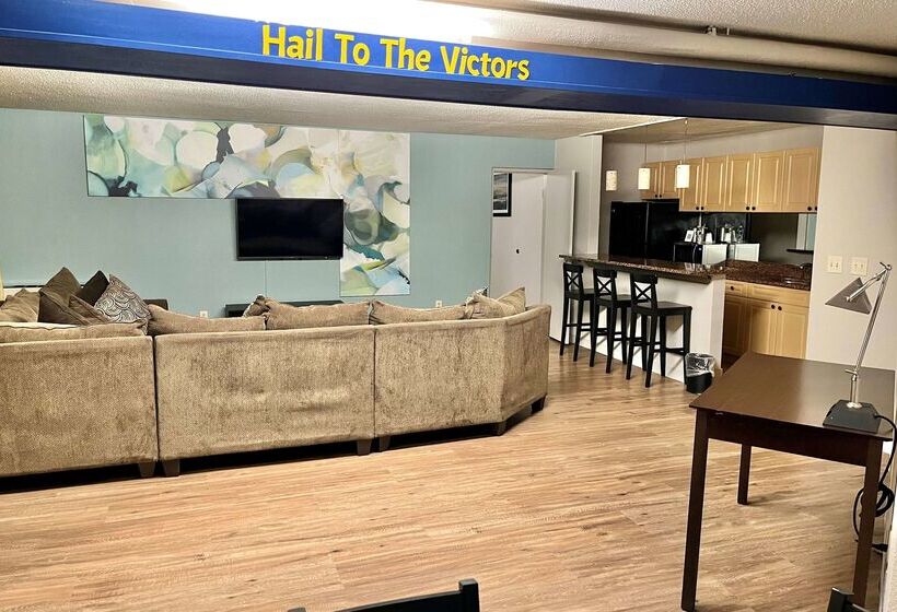 Отель Wyndham Garden Ann Arbor