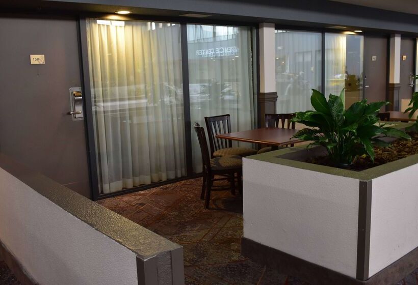 Отель Wyndham Garden Ann Arbor