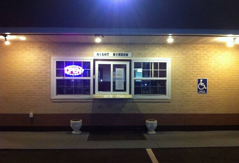 모텔 Newport News Inn