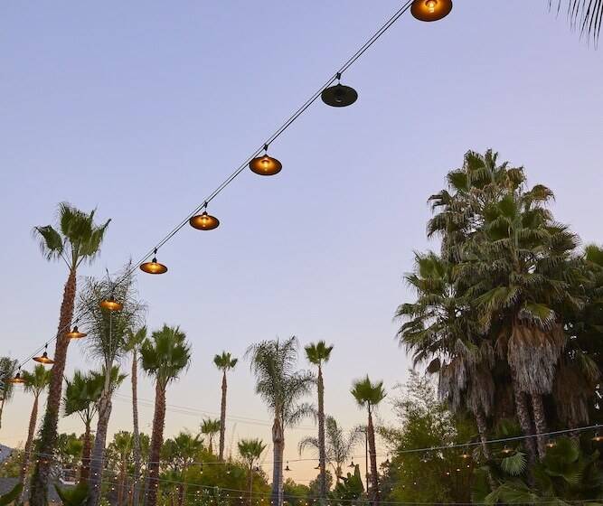 فندق على الطريق The Capri