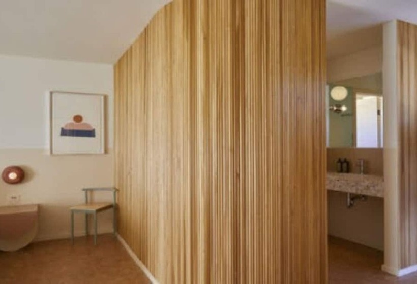 فندق على الطريق The Capri