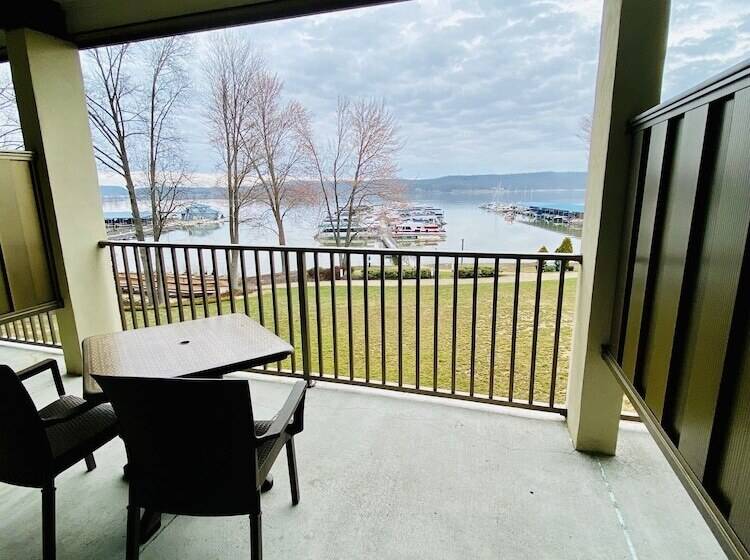 リゾートホテル Fourwinds Lakeside Inn & Marina