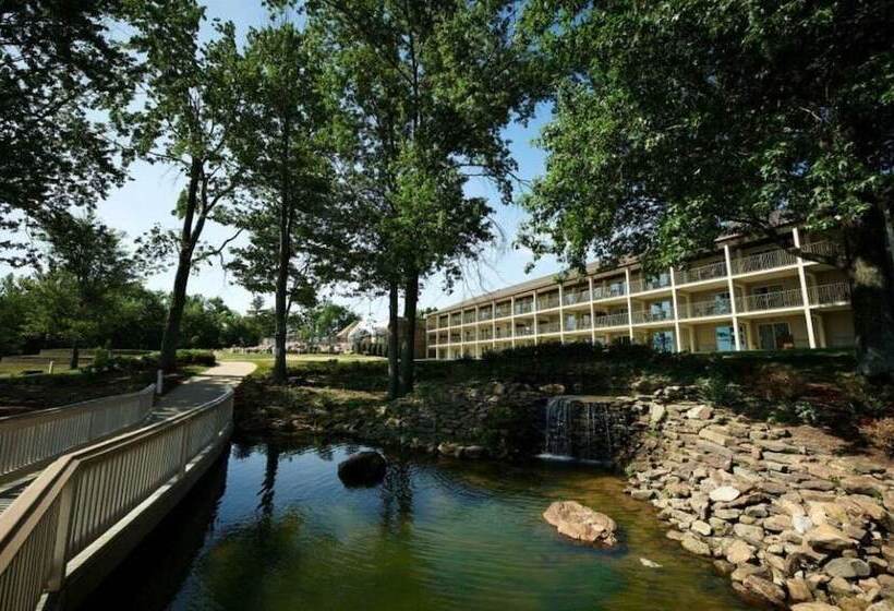 リゾートホテル Fourwinds Lakeside Inn & Marina