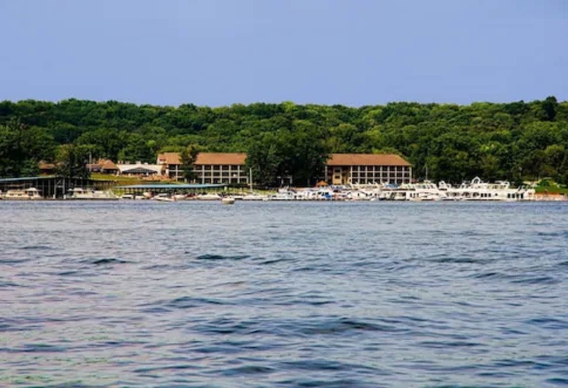 リゾートホテル Fourwinds Lakeside Inn & Marina