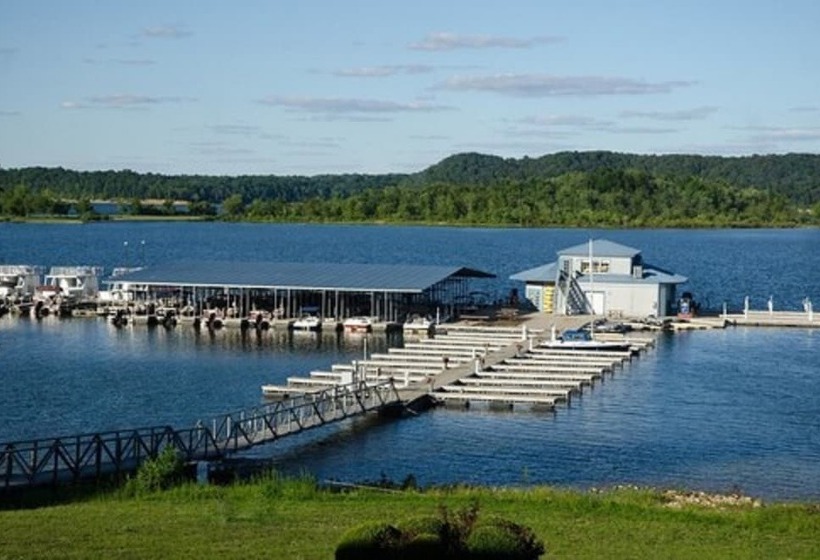 リゾートホテル Fourwinds Lakeside Inn & Marina