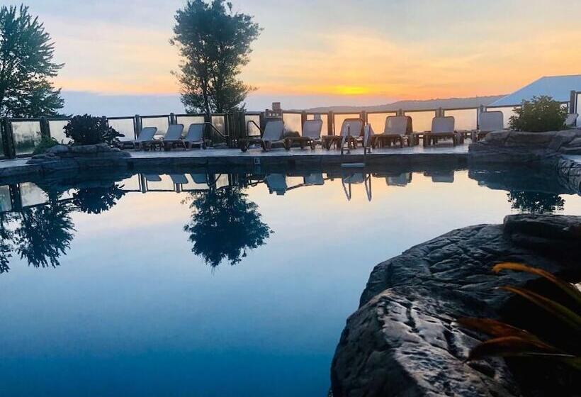 リゾートホテル Fourwinds Lakeside Inn & Marina