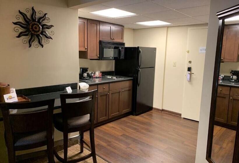 リゾートホテル Fourwinds Lakeside Inn & Marina