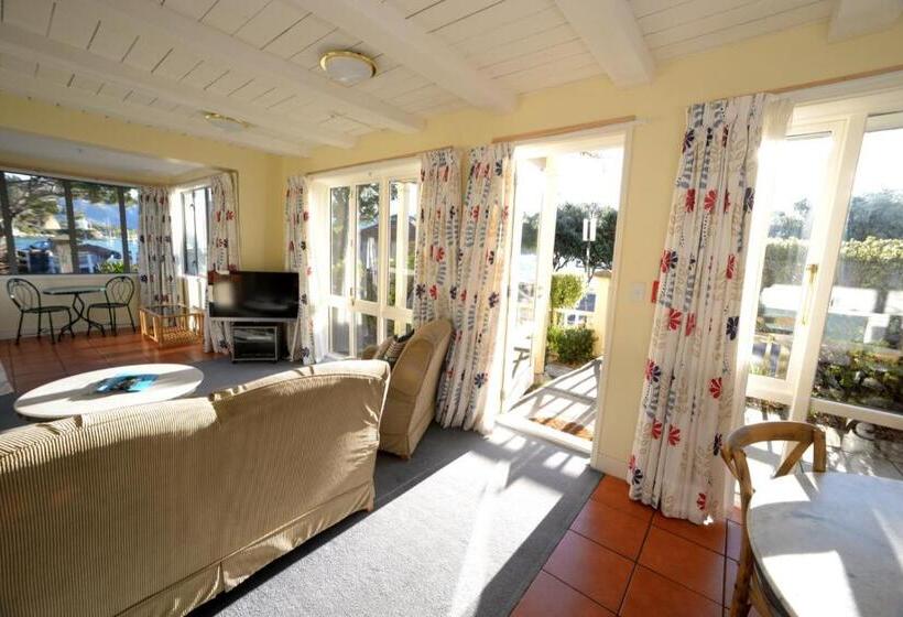 The Bruce Waterfront Apartments By Avi