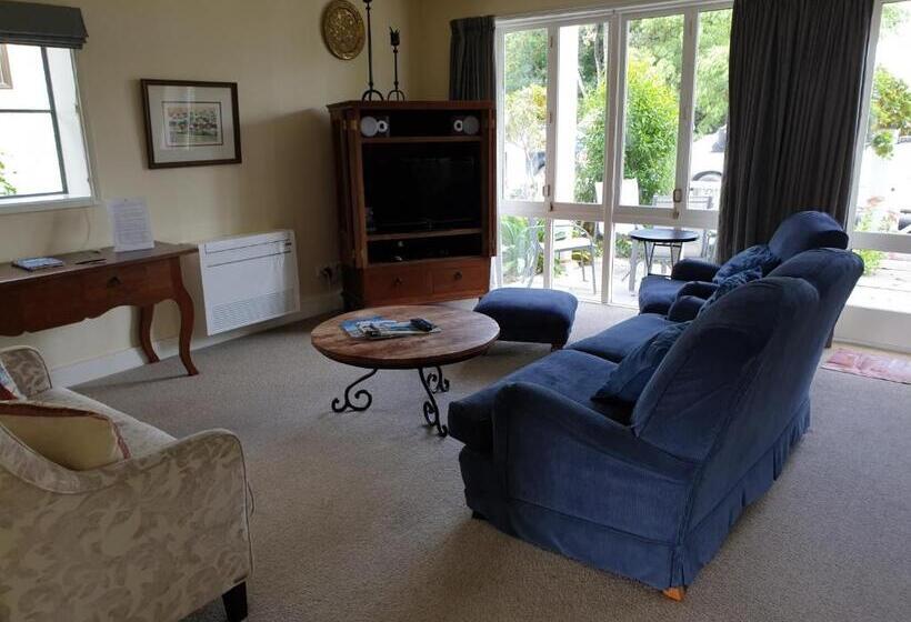 The Bruce Waterfront Apartments By Avi