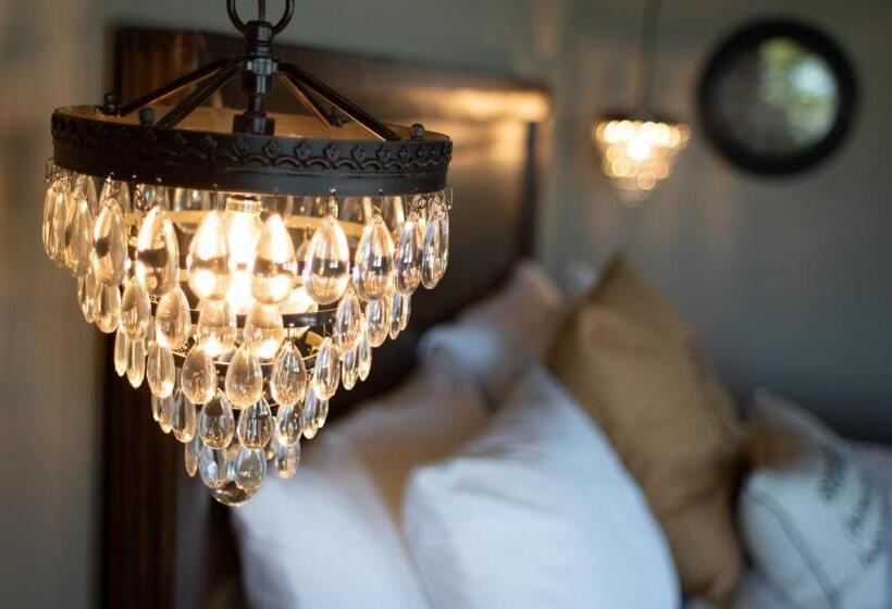 فندق At The Helm