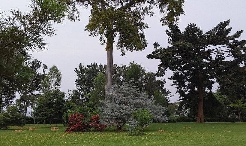 استراحتگاه The Estate Ebwerenga