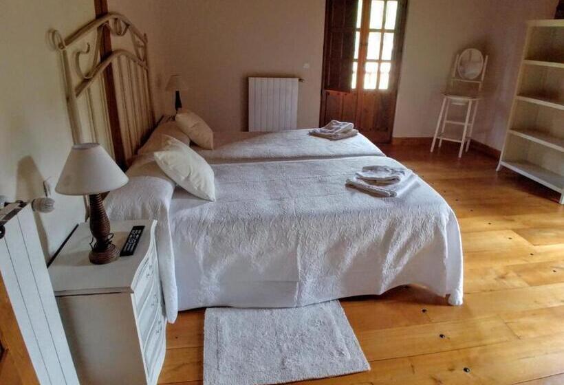 הוסטל Trisileja En Novales