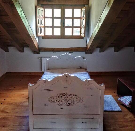 הוסטל Trisileja En Novales