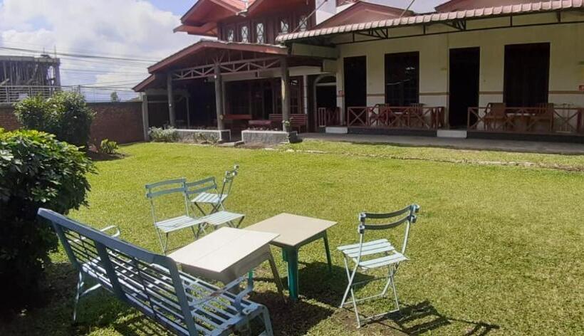 Пансион Wisma Sibayak Guesthouse Berastagi