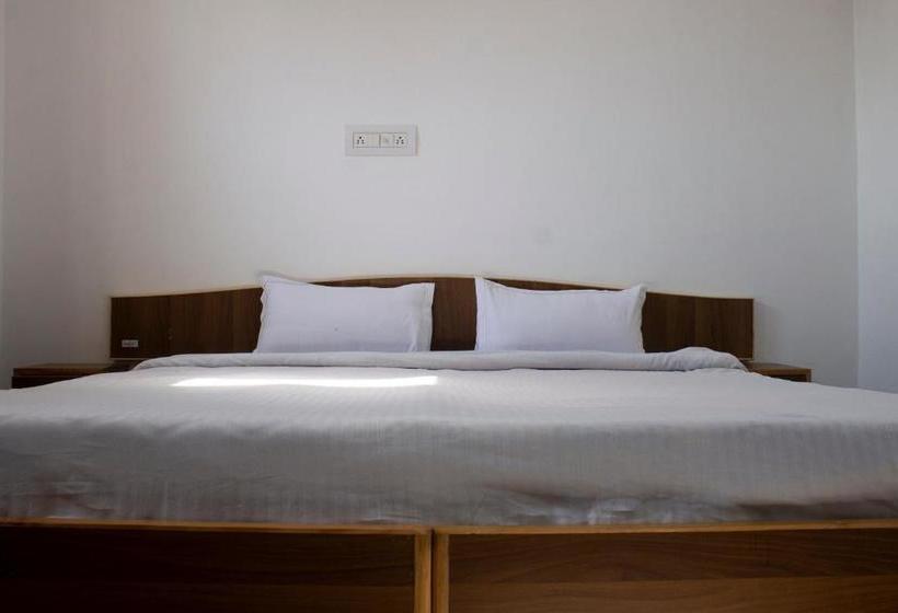 Spot On 45411 Habak Resort