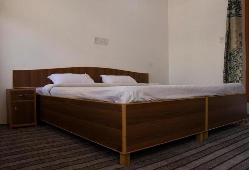 Spot On 45411 Habak Resort