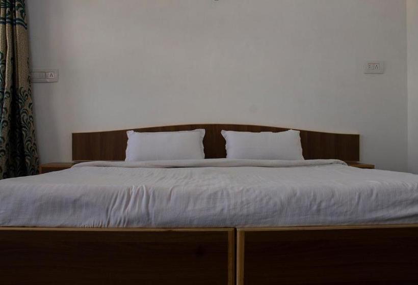 Spot On 45411 Habak Resort