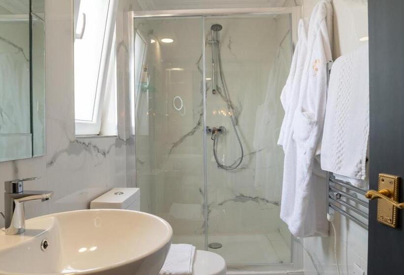 هتل Julina Boutique Living