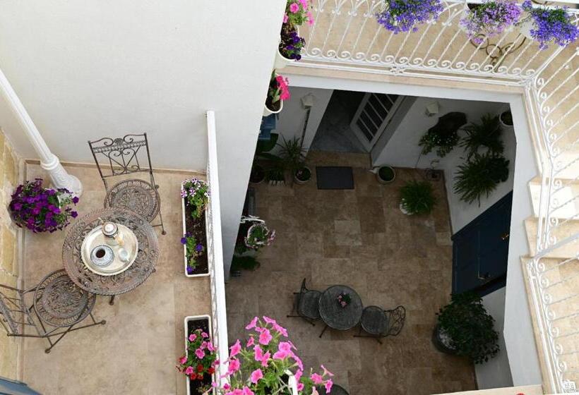 هتل Julina Boutique Living