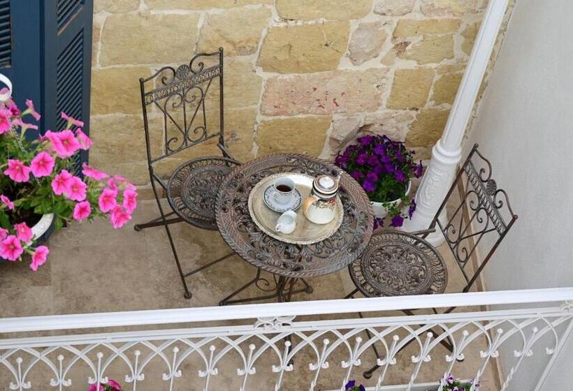 هتل Julina Boutique Living