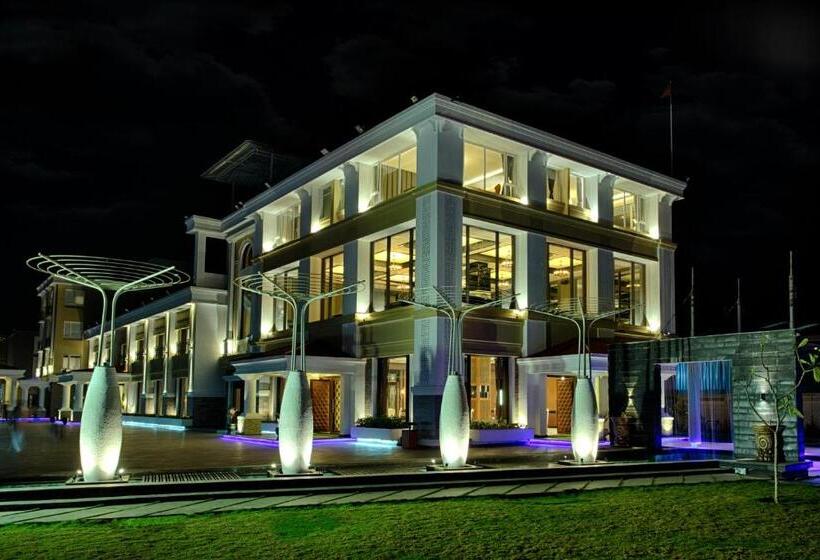 Four Vedas Hotel & Resort