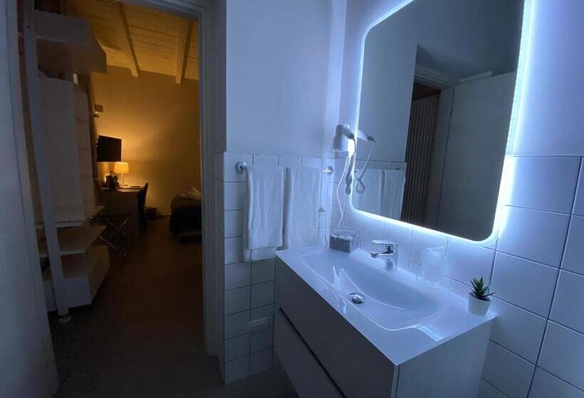 ペンション Lo Stallone  Malpensa Milan Airport