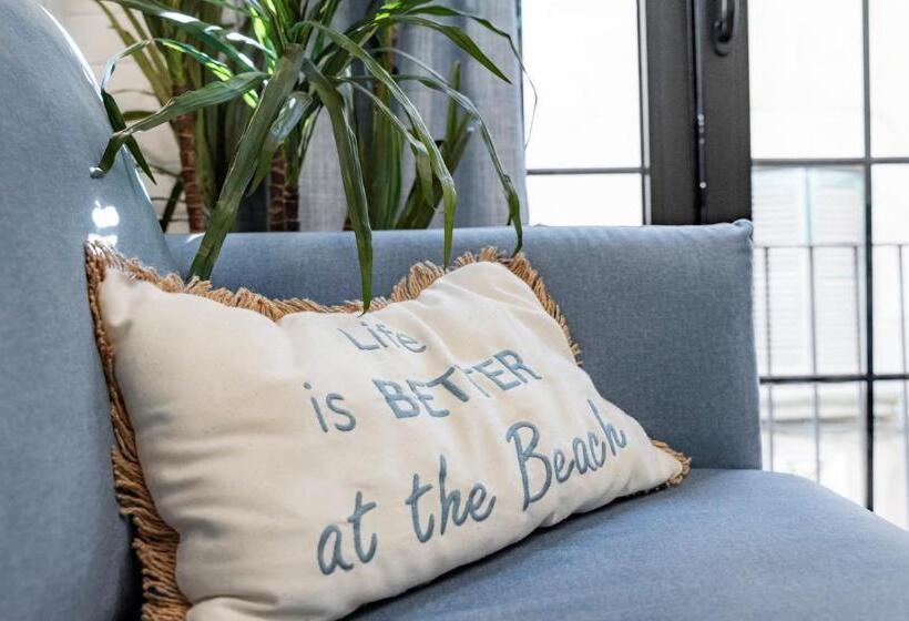 Breeze Aparthotel By Parrot`s House