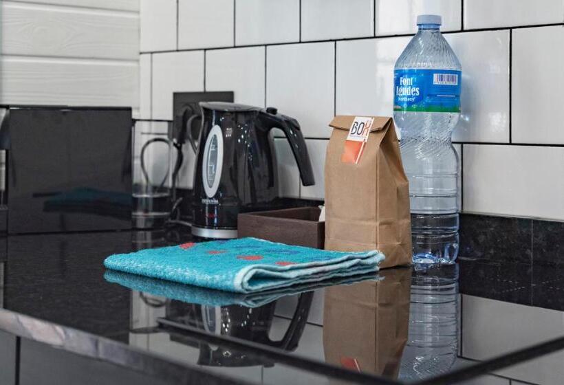 Breeze Aparthotel By Parrot`s House