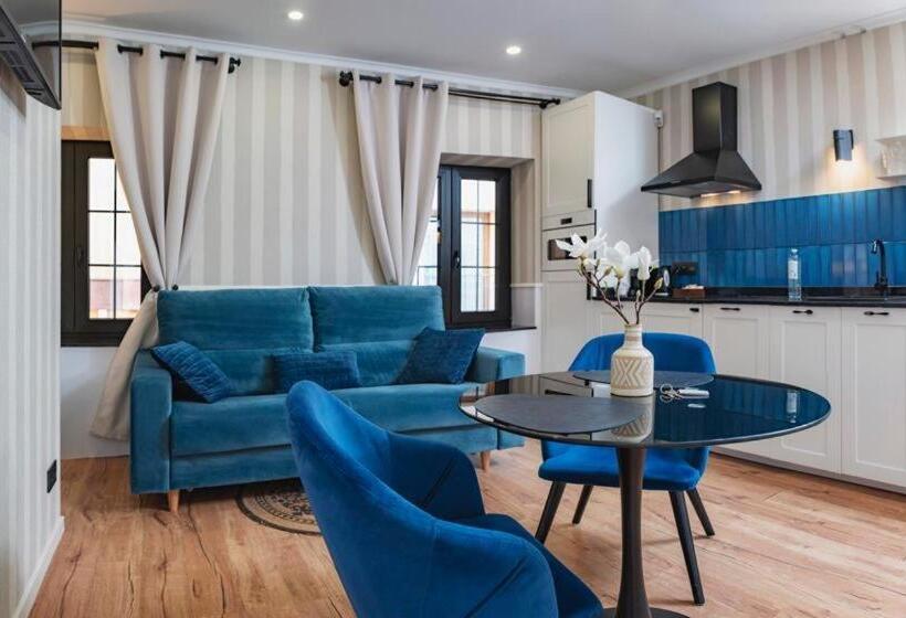 Breeze Aparthotel By Parrot`s House