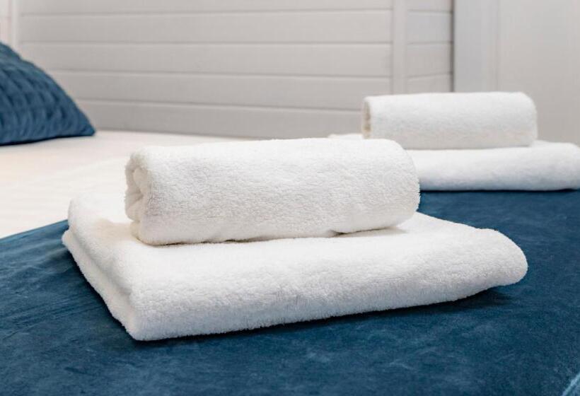Breeze Aparthotel By Parrot`s House