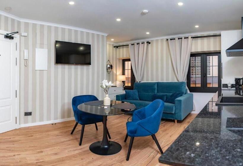 Breeze Aparthotel By Parrot`s House