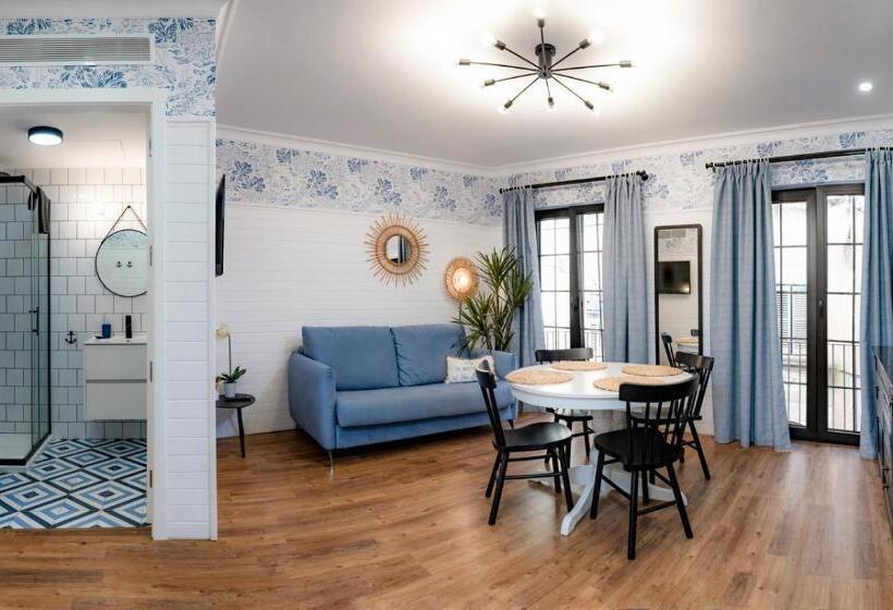 Breeze Aparthotel By Parrot`s House