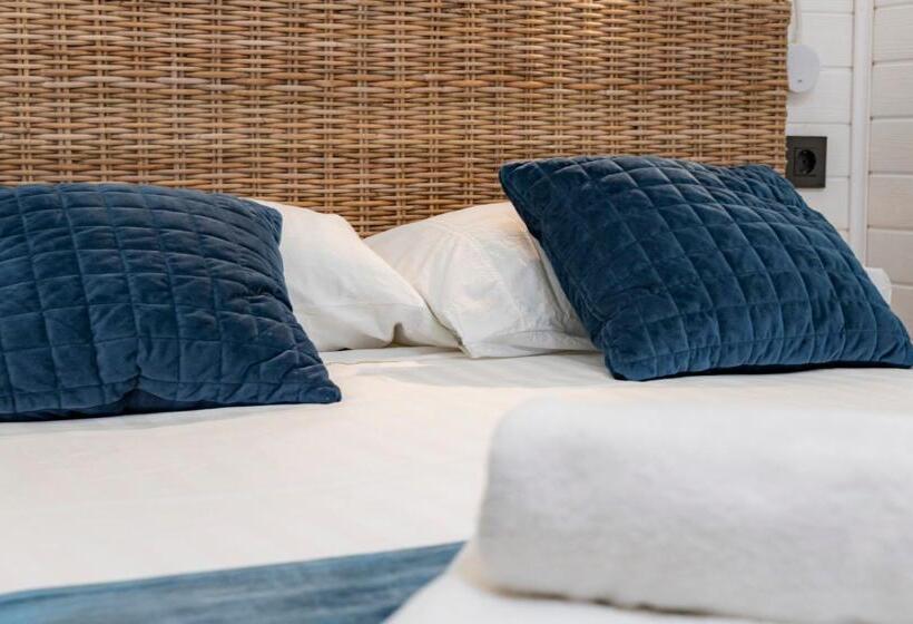 Breeze Aparthotel By Parrot`s House