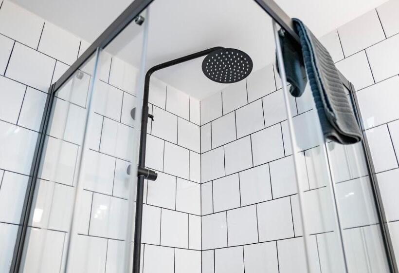 Breeze Aparthotel By Parrot`s House