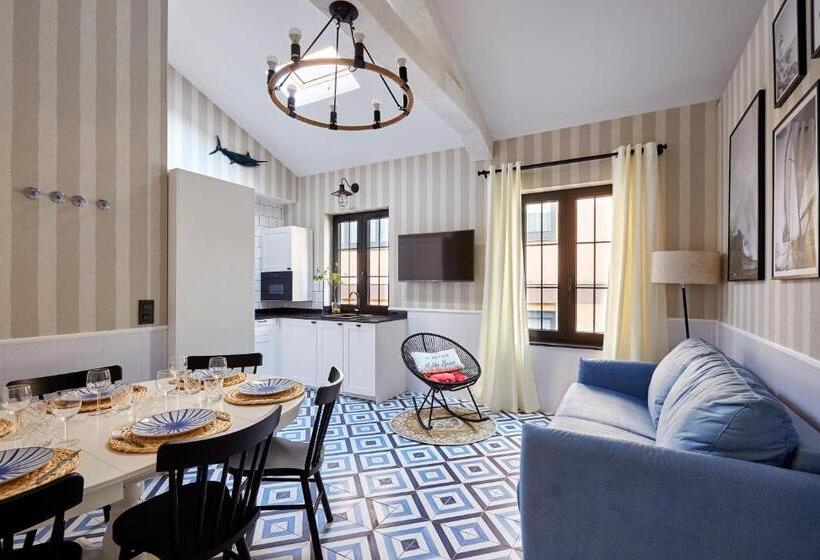 Breeze Aparthotel By Parrot`s House