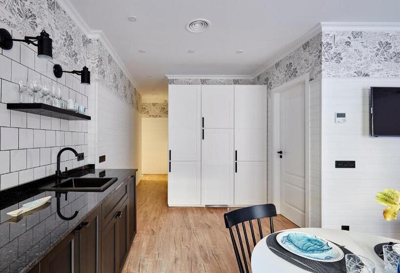 Breeze Aparthotel By Parrot`s House