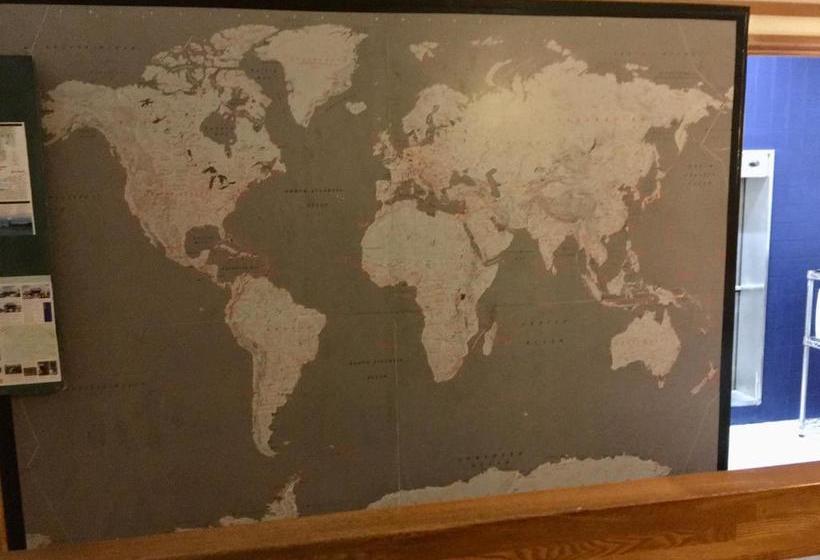 Django Hostel & Lounge