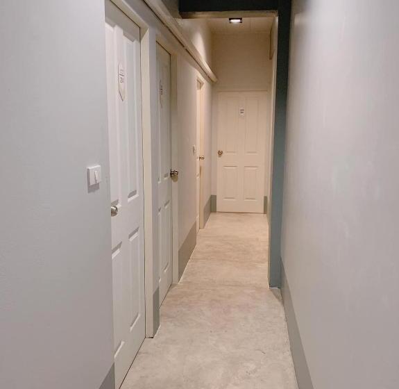 מלון כמוסות Sleepbox Hostel Suratthani