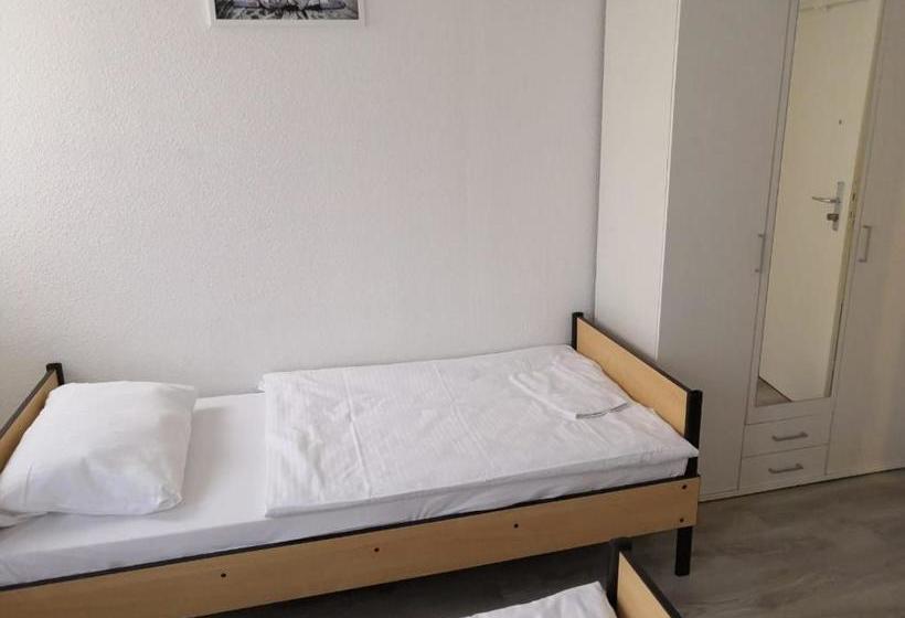 펜션 Monteurzimmer Zentrum