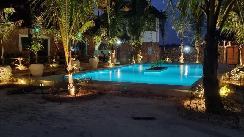 בית מלון כפרי Salama & Mbuyuni Bungalows